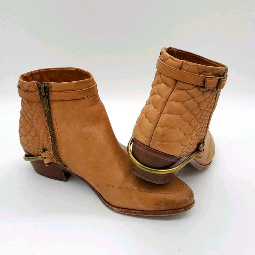 𝅺Sam Edelman Booties Size 6 Tan Back Gold Hardware